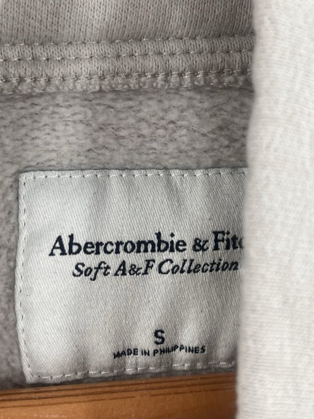 ABERCROMBIE & FITCH Women's Beige High Neck Crop Sweatshirt Small - Picture 3 of 5